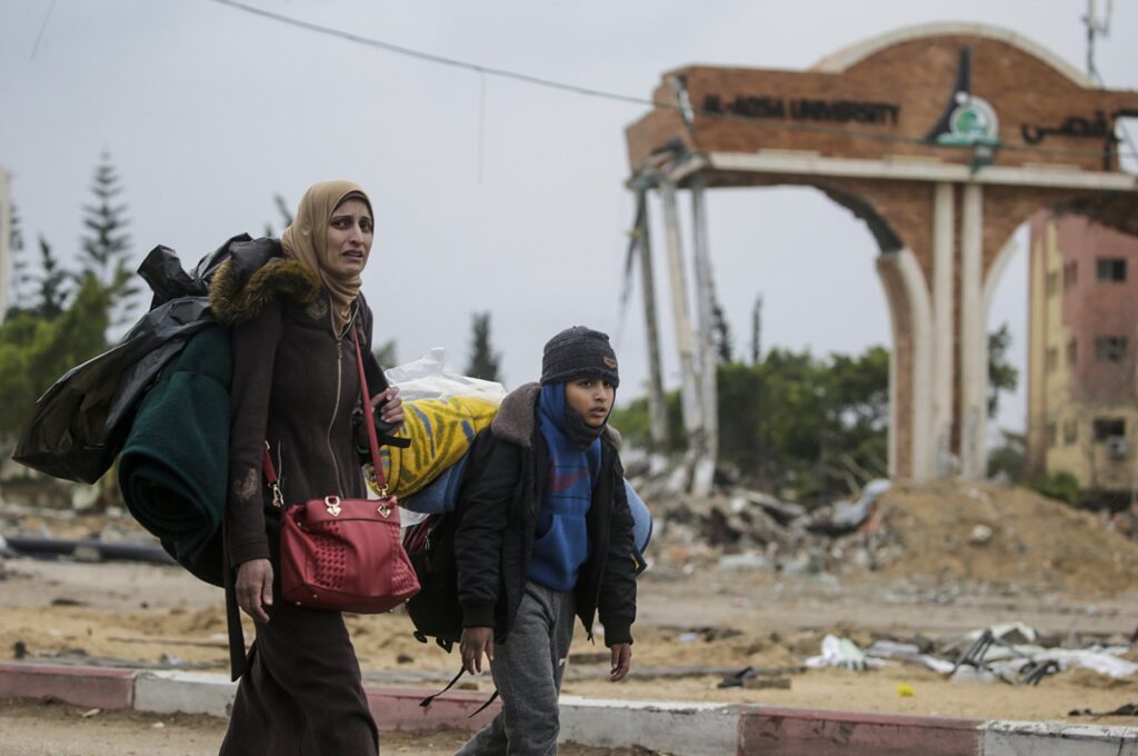 Internally displaced Palestinians leave Khan Yunis toward Rafah, southern Gaza Strip, Palestine, Jan. 27, 2024. (EPA Photo)