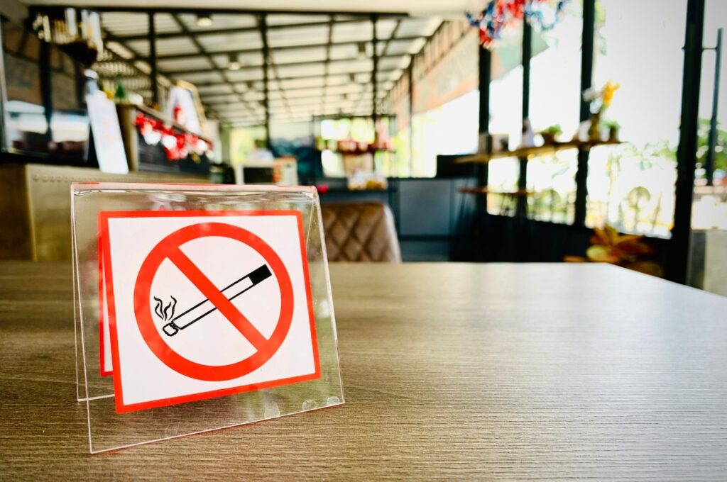 A no smoking sign on a wooden table of a coffee shop in a hotel, Jan. 29, 2024. (Shutterstock Photo)