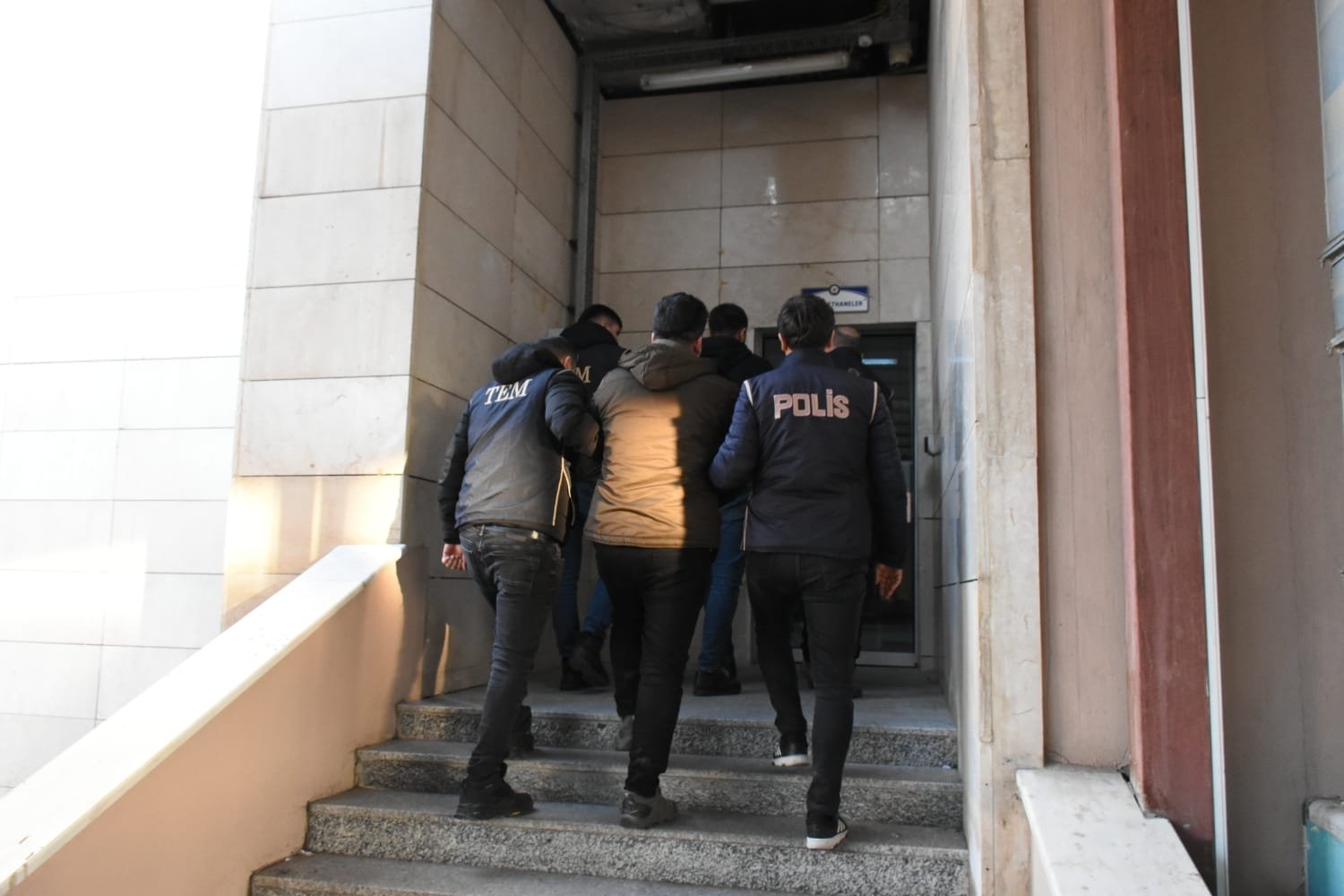 Turkish police escort a suspected FETÖ terrorist to the courthouse in the eastern Siirt province, Türkiye, Jan. 19, 2024. (DHA Photo)