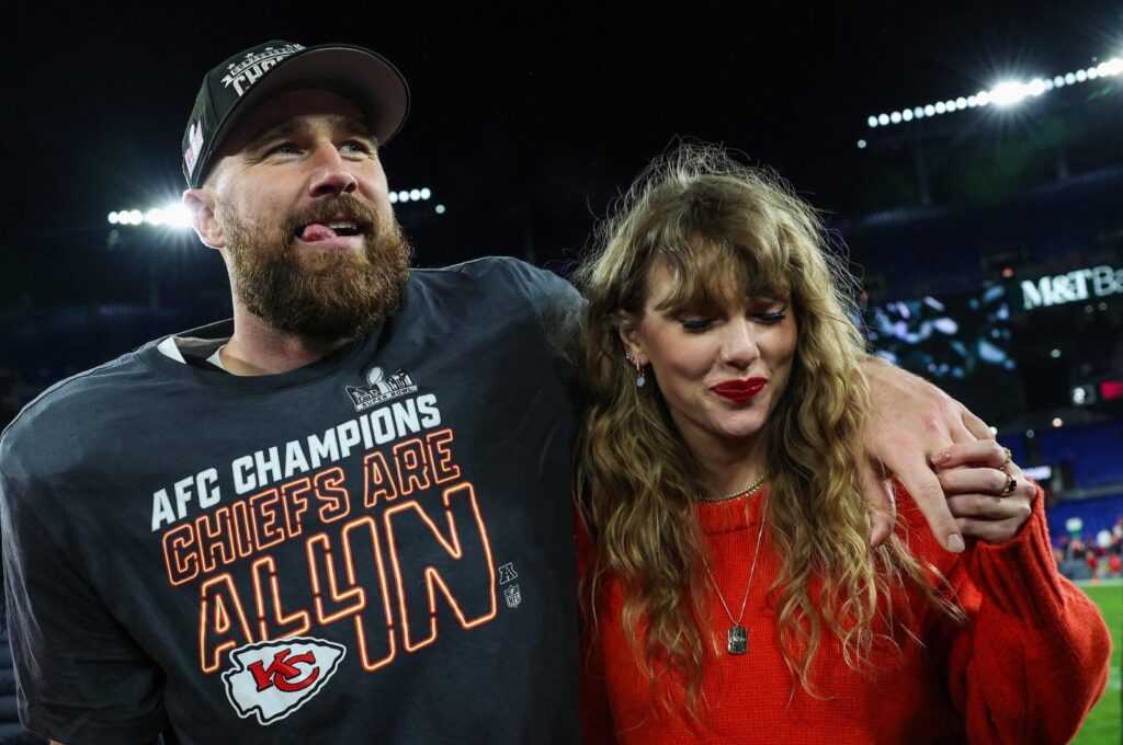 Kansas City Chiefs' Travis Kelce (L) celebrates with Taylor Swift after defeating the Baltimore Ravens in the AFC Championship Game at M&T Bank Stadium, Baltimore, U.S., Jan. 28, 2024. (AFP Photo)
