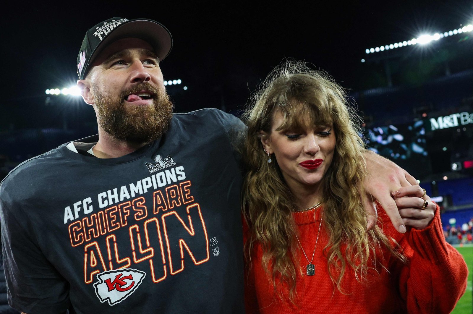 Kansas City Chiefs' Travis Kelce (L) celebrates with Taylor Swift after defeating the Baltimore Ravens in the AFC Championship Game at M&T Bank Stadium, Baltimore, U.S., Jan. 28, 2024. (AFP Photo)