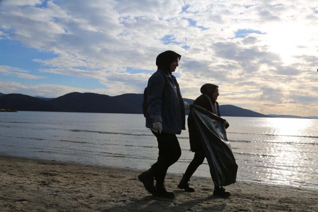 Students are seen cleaning the coasts in Akyaka, Muğla, Türkiye, Jan. 31, 2024. (IHA Photo)