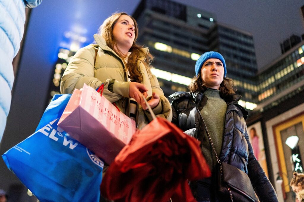 People carry their shopping bags during the holiday season in New York City, U.S., Dec. 10, 2023. (Reuters Photo)