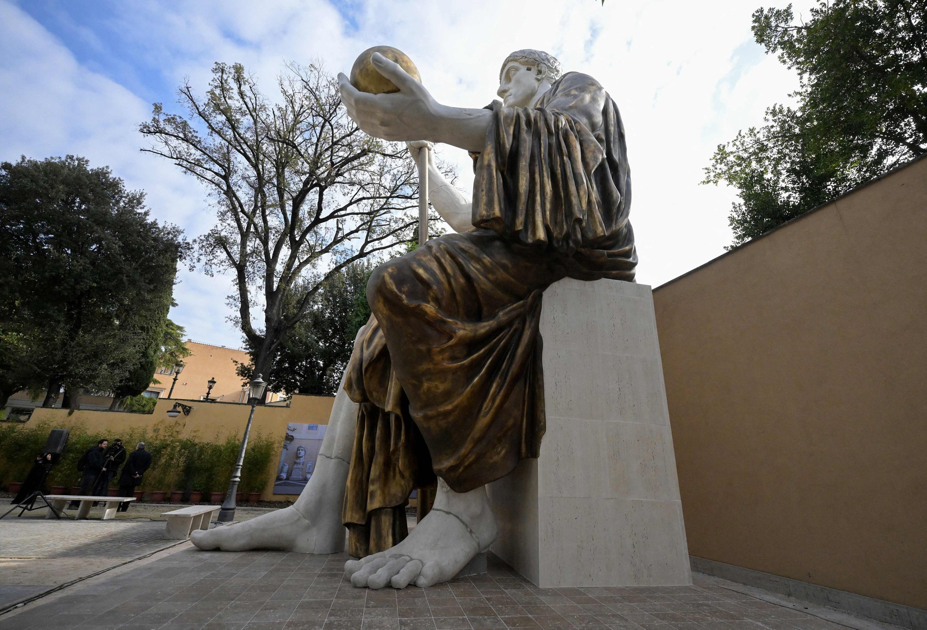 313706 The reconstructed monumental statue depicting Roman Emperor Constantine the Great (272-337) at the Capitoline Museums in the garden of Villa Caffarelli in Rome, Italy, Feb. 6, 2024. (AFP Photo)
