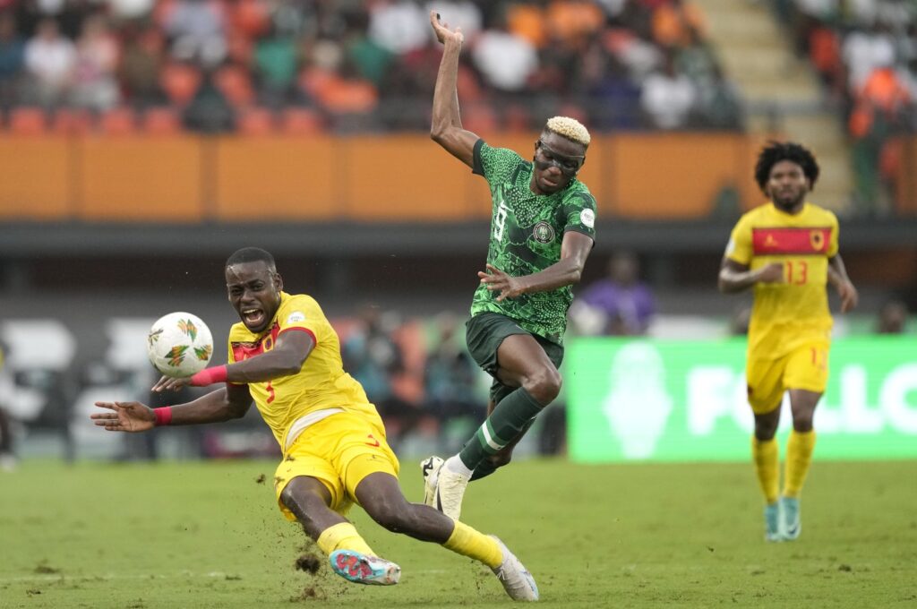 Nigeria's Victor Osimhen (R) challenges Angola's Jonathan Buatu during the African Cup of Nations quarterfinal match at the Felix Houphouet Boigny stadium, Abidjan, Ivory Coast, Feb. 2, 2024. (AP Photo)