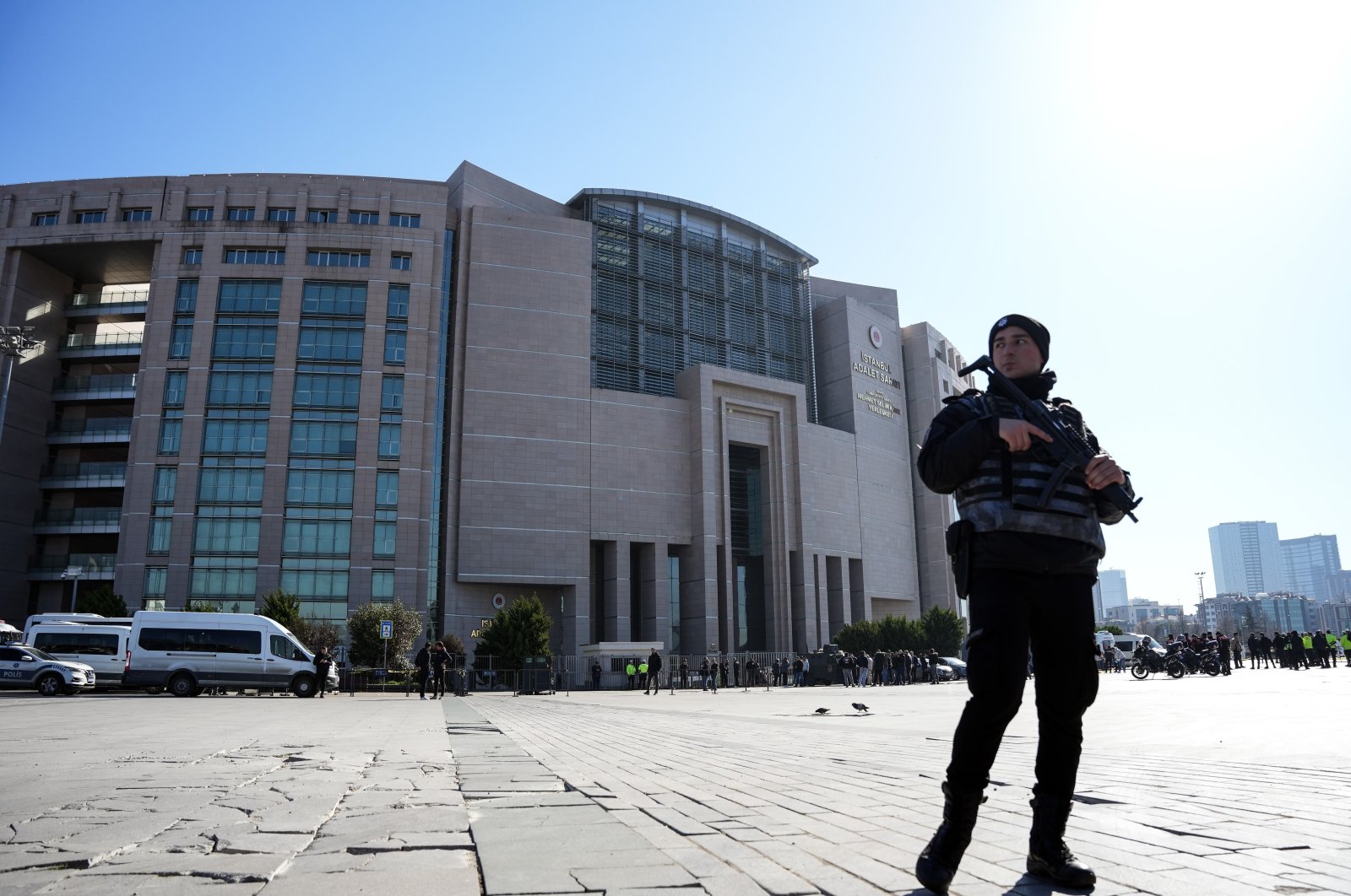 A police officer stands guard outside the courthouse after the attack, in Istanbul, Türkiye, Feb. 6, 2024. (IHA Photo)