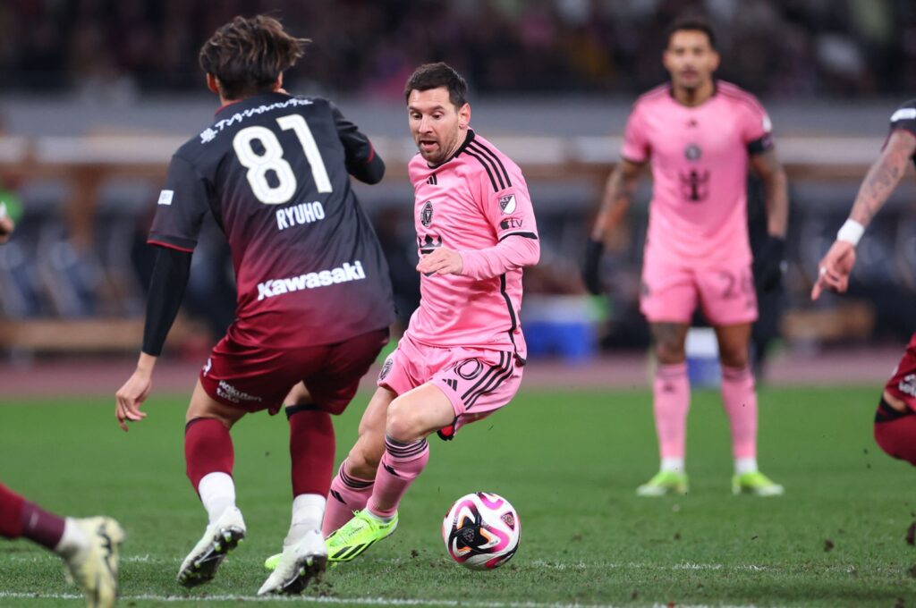 Inter Miami's Lionel Messi (R) dribbles against Vissel Kobe defender Ryuho Kikuchi during the second half of a preseason friendly at Japan National Stadium, Tokyo, Japan, Feb. 7, 2024. (Reuters Photo)