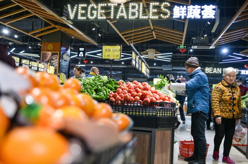 People shop for fruits and vegetables at a supermarket, Nanjing, eastern China, Jan.12, 2024. (AFP Photo)