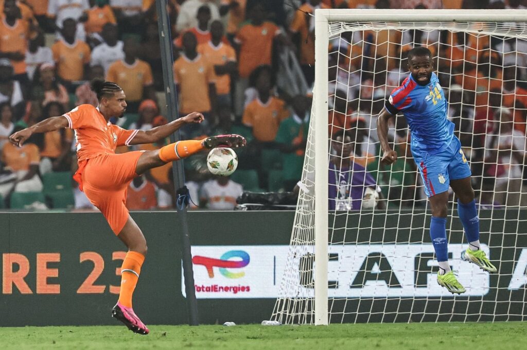 Ivory Coast's Sebastien Haller (L) kicks to score his team's first goal during the AFCON 2023 semifinal football match against DRC at Alassane Ouattara Olympic Stadium, Ebimpe, Abidjan, Ivory Coast, Feb. 7, 2024. (AFP Photo)