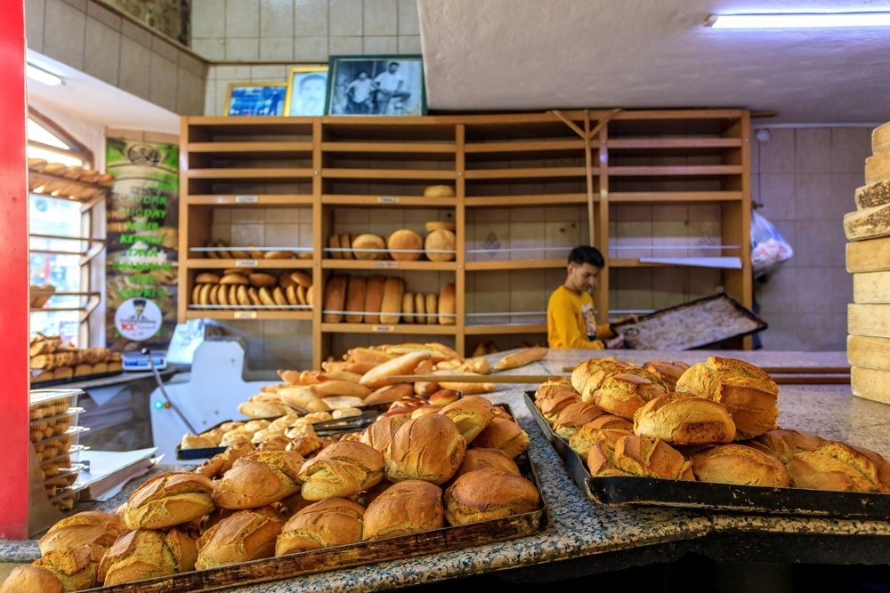 A bakery displays freshly baked bread, Urla, Izmir, western Türkiye, Dec. 20, 2023. (Shutterstock Photo)