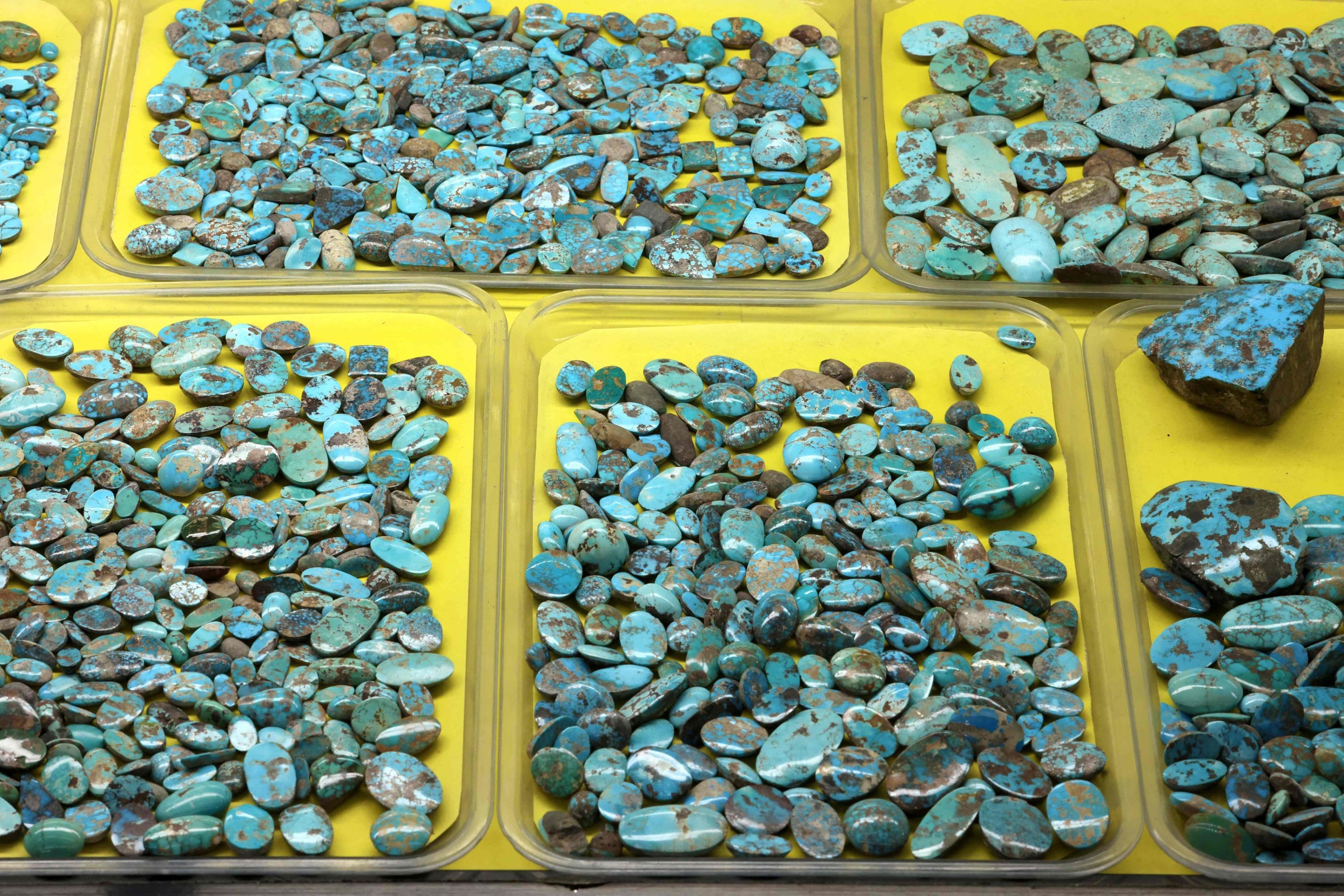 314129 Many in the Shiite-majority country attribute high religious significance to gemstones, which they view as a way to ensure divine protection, ward off evil and prevent poverty. (AFP Photo)
