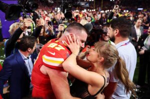 Kansas City Chiefs' Travis Kelce (L) and Taylor Swift embrace after defeating the San Francisco 49ers in overtime during Super Bowl LVIII at Allegiant Stadium, Las Vegas, Nevada, U.S., Feb. 11, 2024. (AFP Photo)