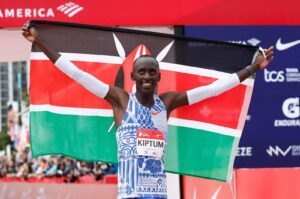 Kenya's Kelvin Kiptum celebrates winning the 2023 Bank of America Chicago Marathon in a world record time of 2 hours and 35 seconds, Chicago, U.S., Oct. 8, 2023. (AFP Photo)