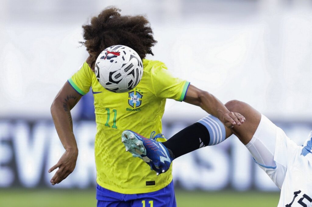 Argentina's Gonzalo Lujan (R) vies for the ball with Brazil's Guilherme Biro during a CONMEBOL U-23 Pre-Olympic qualifier match at the Brigido Iriarte Stadium, Caracas, Venezuela, Feb. 11, 2024. (EPA Photo)
