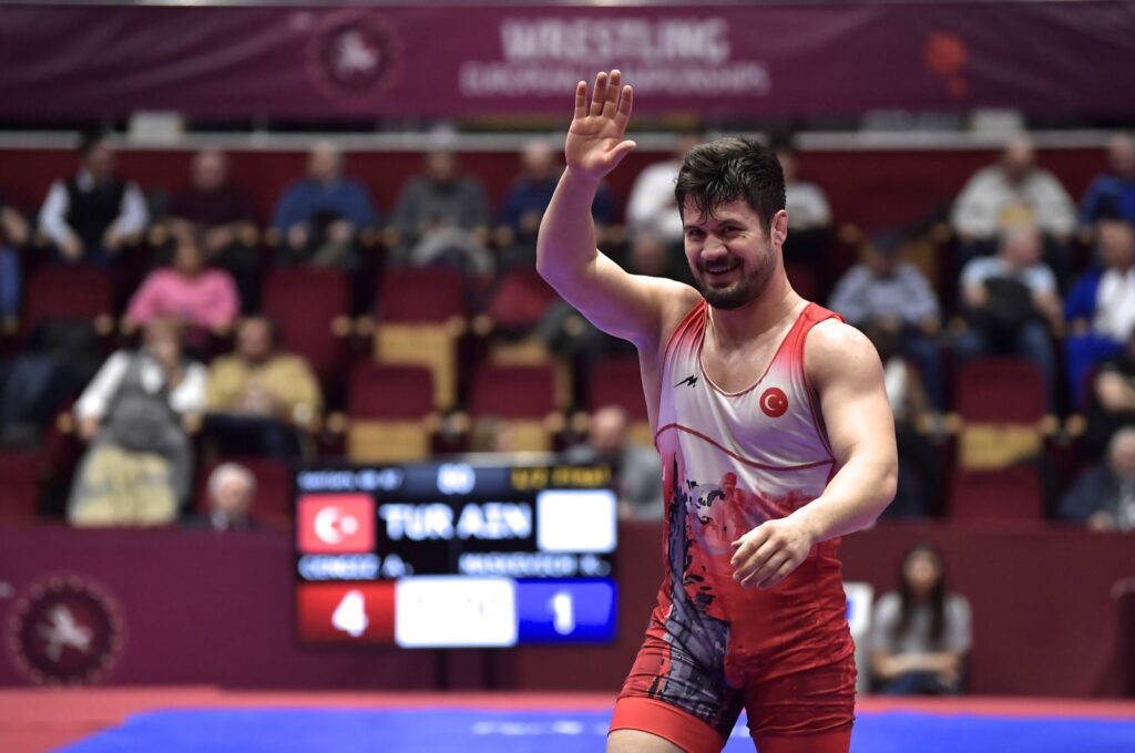 Turkish wrestler Ali Cengiz waves after beating Kiryl Maskevich at the European Wrestling Championships, Bucharest, Romania, Feb. 12, 2024. (AA Photo)