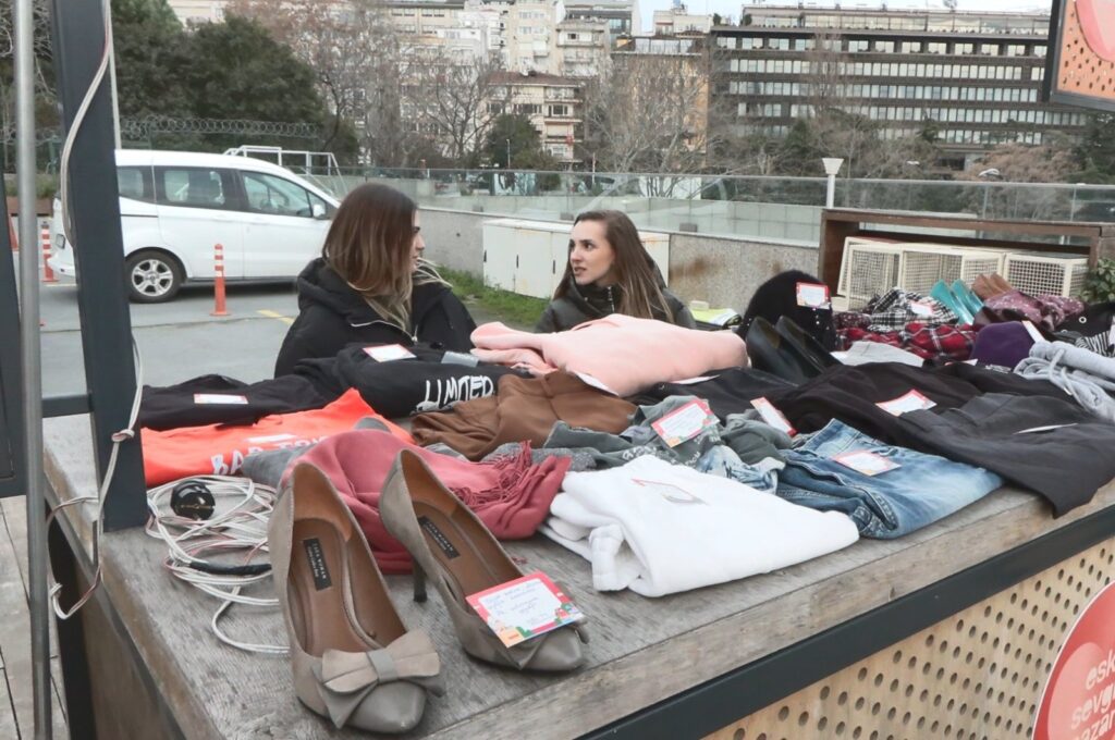 People sell items left by their ex-partners at the booth in Nişantaşı, Istanbul, Türkiye, Feb. 11, 2024. (DHA Photo)