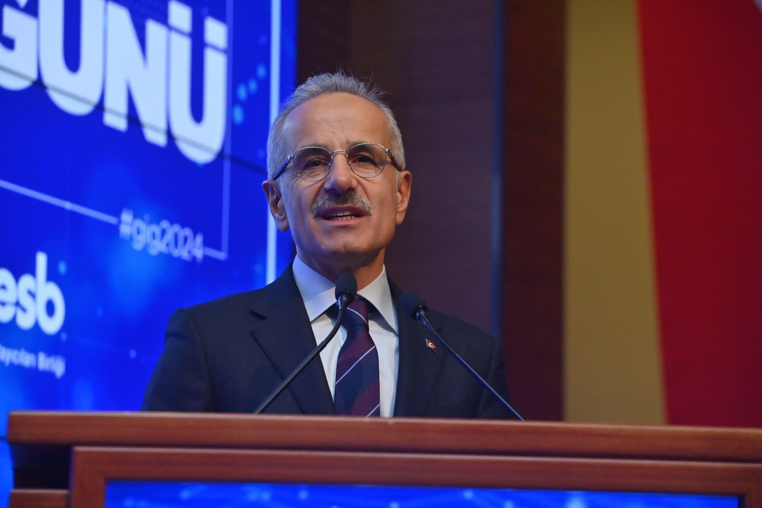 Minister Abdulkadir Uraloğlu highlights the "Butterfly Flaw" concept at the "Safer Internet Day," warning against excessive digital use in children. (DHA Photo)