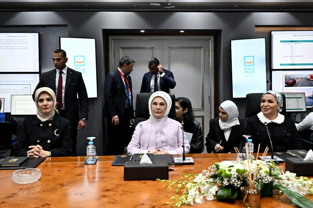 First lady Emine Erdoğan (C), Egyptian first lady Entissar Amer and Turkish Minister of Family and Social Services Mahinur Özdemir Göktaş visit the Egyptian Red Crescent, Cairo, Egypt, Feb. 14, 2024. (AA Photo)
