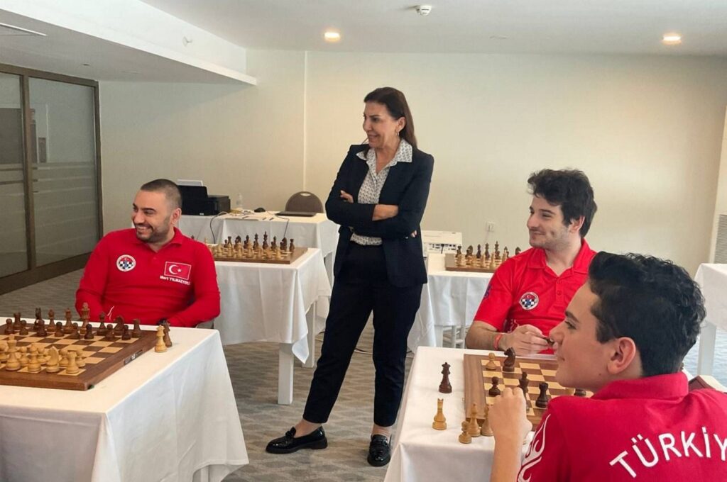 Turkish Chess Federation (TSF) President Gülkız Tulay (2nd L) speaks with the players, Antalya, Türkiye, Feb. 15, 2024. (AA Photo)