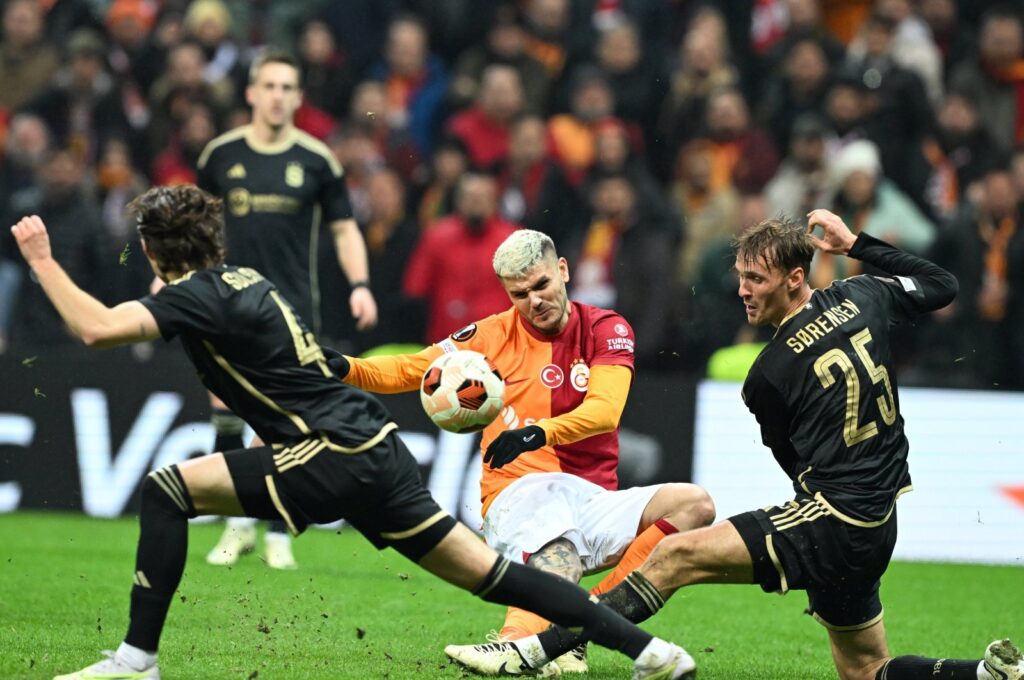 Mauro Icardi (C) of Galatasaray in action during the UEFA Europa League knock-out round playoffs, 1st leg match against Sparta Prague, Istanbul, Türkiye, Feb. 15, 2024. (AA Photo)