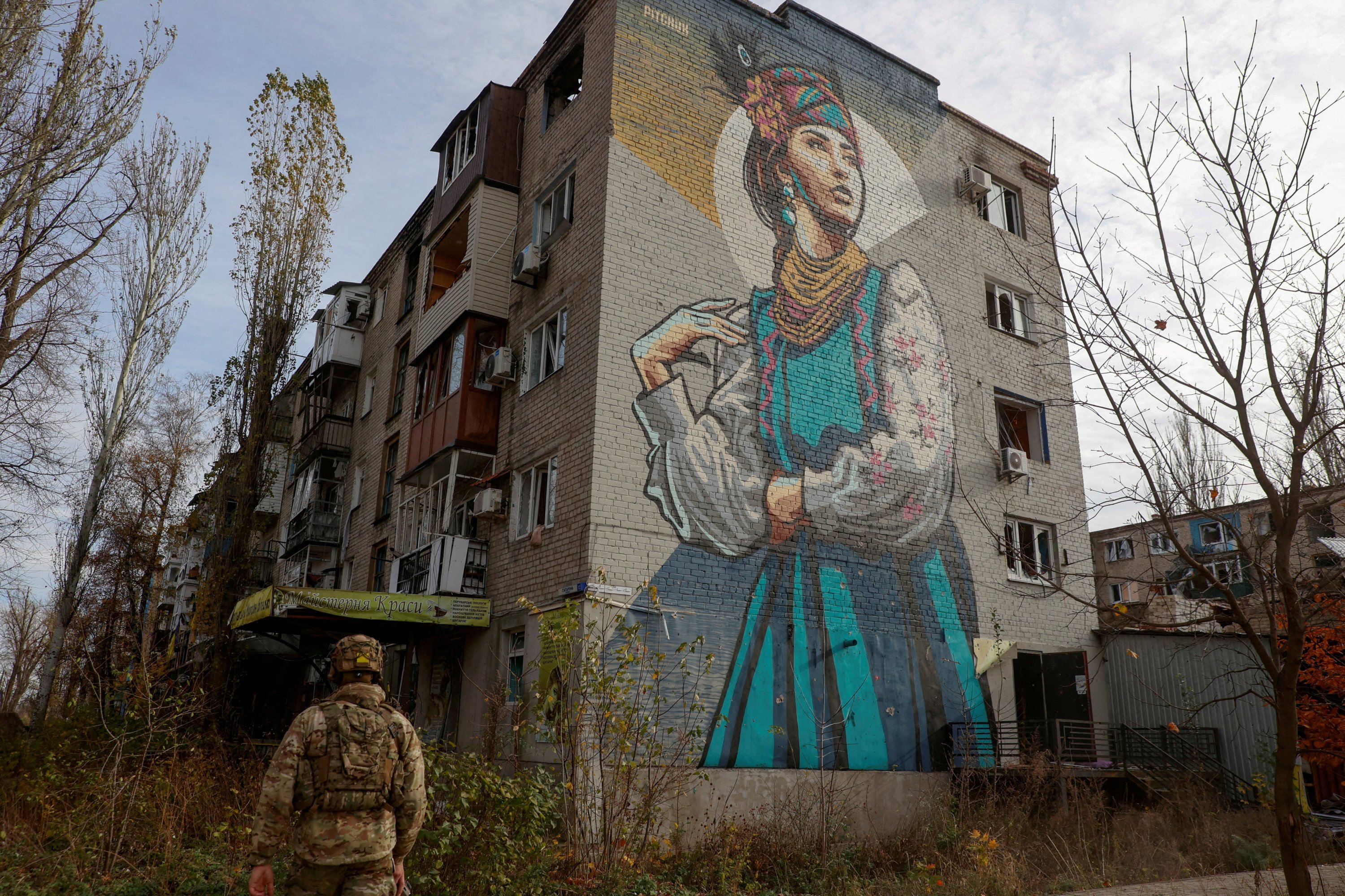 315430 A Ukrainian serviceman walks next to a residential building heavily damaged by Russian military strikes in Avdiivka, Donetsk, Ukraine, Nov. 8, 2023. (Reuters Photo)