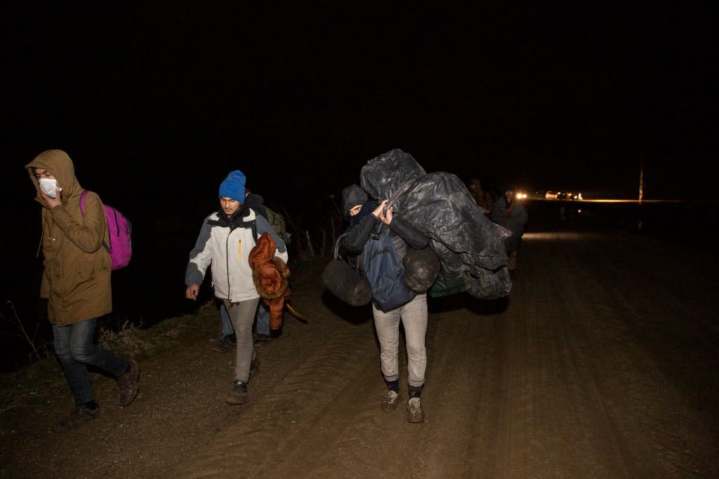 Migrants who want to cross into Europe illegally through Türkiye try to cross the Greek border, Edirne, northwestern Türkiye, Feb. 11, 2022. (Getty Images)