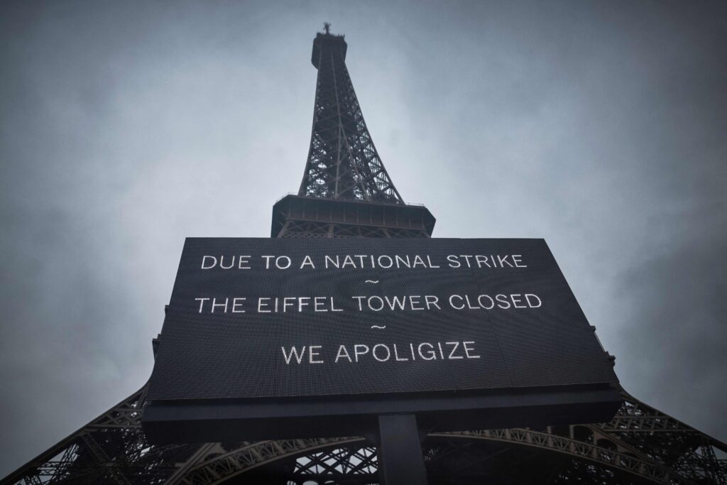 A poster at the Eiffel Tower announces a closure due to a staff strike over a management crisis, Paris, France. Feb. 19, 2024. (AFP Photo)