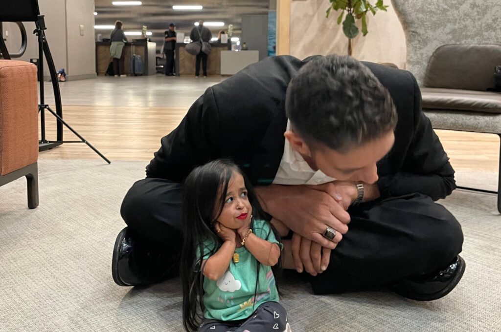 Sultan Kösen, the world's tallest man from Türkiye, and Jyoti Amge, the world's shortest woman from India, met in Irvine, California. (AA Photo)