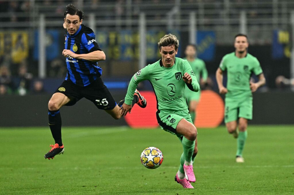 Atletico Madrid's Antoine Griezmann (R) controls the ball during the UEFA Champions League last 16 first leg football match against Inter Milan at the San Siro stadium, Milan, Italy, Feb. 20, 2024. (AFP Photo)