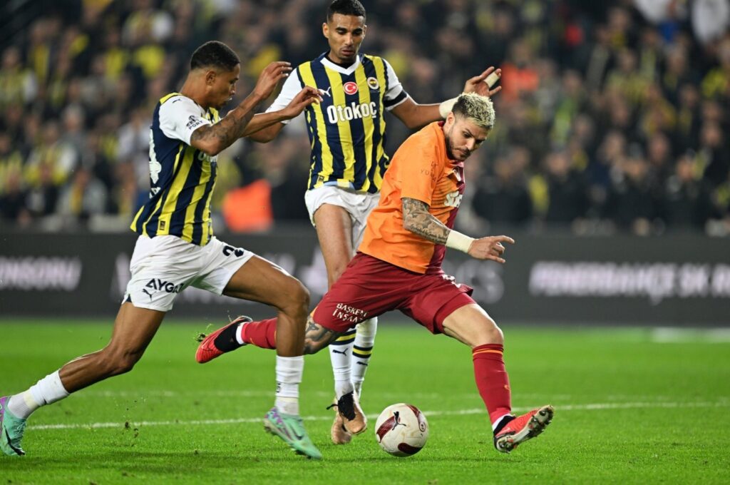 Fenerbahçe's Jayden Oosterwolde (L) marks Galatasaray's Mauro Icardi during a Süper Lig match at Ülker Stadium, Istanbul, Türkiye, Dec. 24, 2023. (AA File Photo)