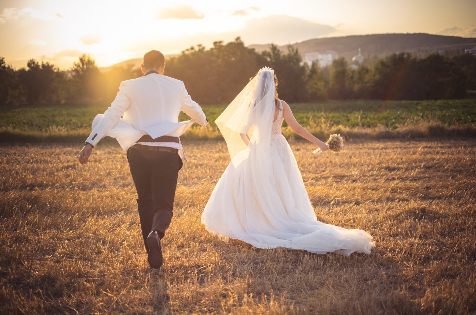 A beautiful young bride and groom pose for their wedding picture in the suburbs of Istanbul, Türkiye, Feb. 22, 2024. (Getty Images)