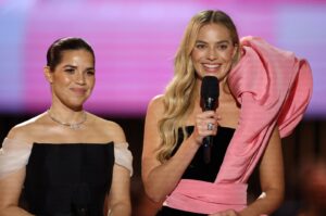 America Ferrera and Margot Robbie (R) speak onstage during the 30th Screen Actors Guild Awards, Los Angeles, California, U.S., Feb. 24, 2024. (Reuters Photo)