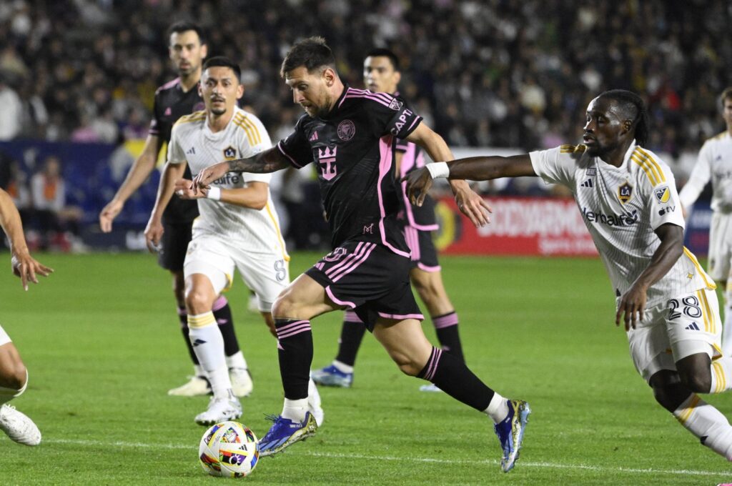 Inter Miami's Lionel Messi (C) controls the ball against the Los Angeles Galaxy in the first half of a Major League Soccer match at Dignity Health Sports Park, Los Angeles, U.S., Feb. 25, 2024. (Getty Images Photo)
