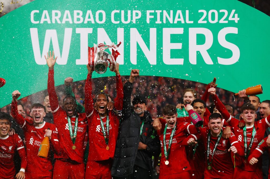 Liverpool coach Jurgen Klopp (C) and his players celebrate winning the Carabao Cup with the trophy at Wembley Stadium, London, U.K., Feb. 25, 2024. (Reuters Photo)