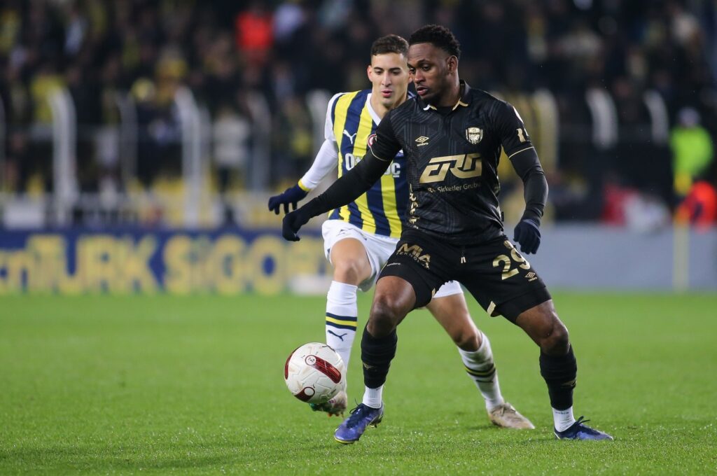Ankaragücü's Renaldo Cephas is challenged by Fenerbahçe's Mert Muldur during the Turkish Süper Lig match at Ülker Stadium, Istanbul, Türkiye, Jan. 28, 2024. (Getty Images Photo)