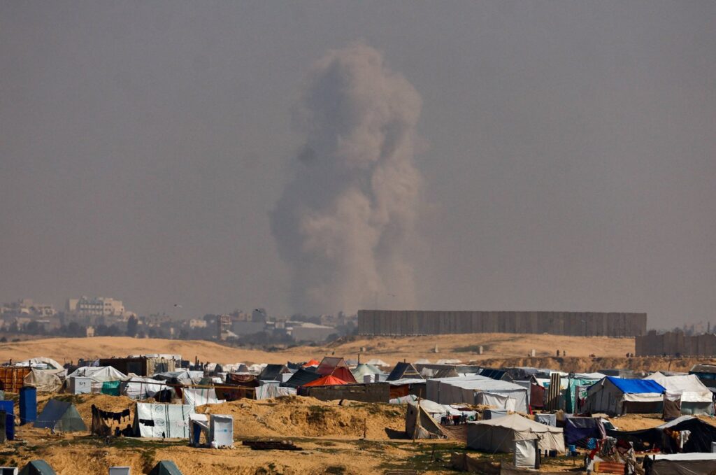 Smoke rises during an Israeli ground operation in Khan Younis, as seen from a tent camp sheltering displaced Palestinians in Rafah, in the southern Gaza Strip, Feb. 26, 2024. (Reuters Photo)