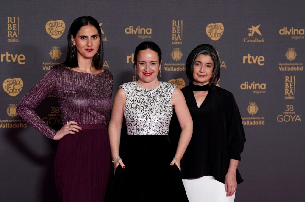 Director Maite Alberdi (C) and Paulina Urrutia (R), of "The Eternal Memory," attend the Spanish Film Academy's Goya Awards ceremony in Valladolid, Spain, Feb. 10, 2024. (Reuters Photo)