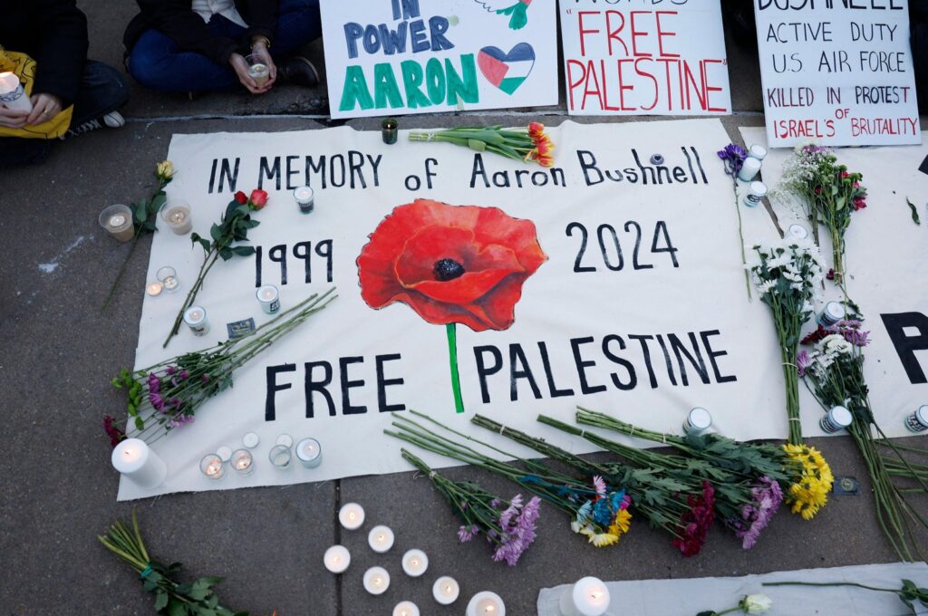 People leave notes and flowers during a vigil for U.S. Air Force active-duty airman Aaron Bushnell outside the Israeli Embassy, Washington, D.C., Feb. 26, 2024. (AFP Photo)