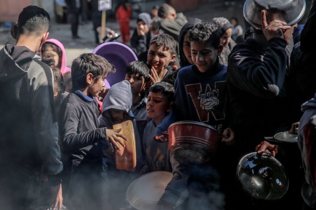 Palestinians gather to collect aid food in Beit Lahia, in the northern Gaza Strip, Palestine, Feb. 26, 2024. (AFP Photo)