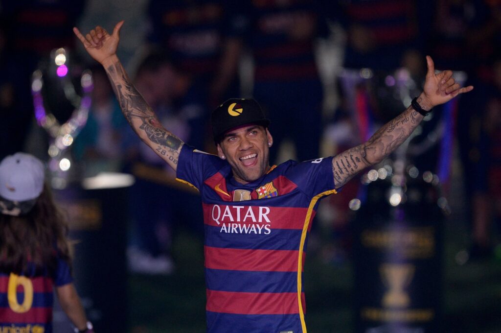 Former Barcelona's Brazilian defender Dani Alves acknowledges the crowd during celebrations at the Camp Nou stadium, Barcelona, Spain, May 23, 2016. (AFP Photo)