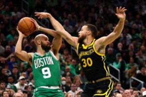 Boston Celtics' Derrick White (L) looks to pass around Golden State Warriors' Stephen Curry during the second quarter at TD Garden, Boston, U.S., March 3, 2024. (AFP Photo)
