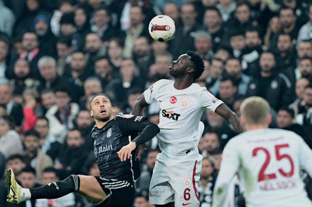 Beşiktaş's Cenk Tosun (L) and Galatasaray's Davinson Sanchez vie for the ball during the Süper Lig match at the Tüpraş Stadium, Istanbul, Türkiye, March 3, 2024. (AA Photo)