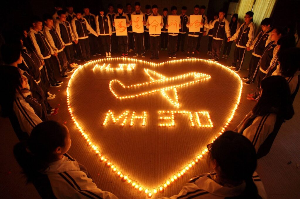 Students at the Hailiang International School light candles to pray for the passengers on the missing Malaysia Airlines flight MH370 in Zhuji, in Zhejiang province, China, March 10, 2014. (AFP Photo)