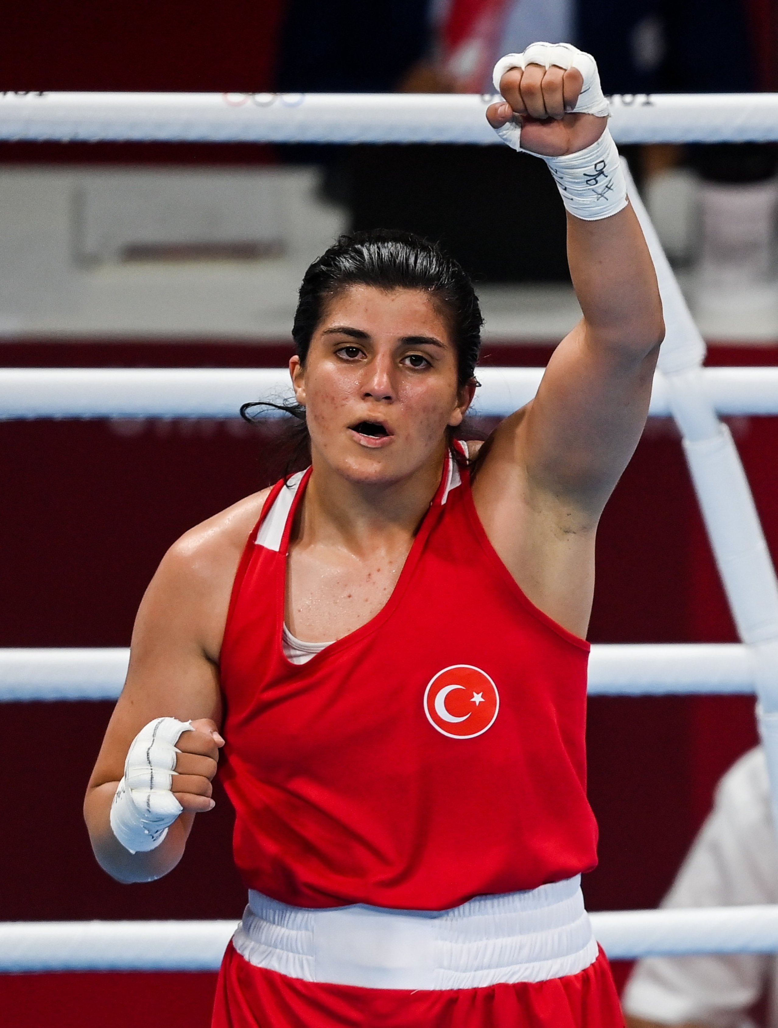 318465 Türkiye's Busenaz Sürmeneli celebrates defeating Poland's Karolina Koszewska during the Women's Welterweight bout at the Kokugikan Arena during the 2020 Tokyo Summer Olympic Games, Tokyo, Japan, July 27, 2021. (Getty Images Photo)