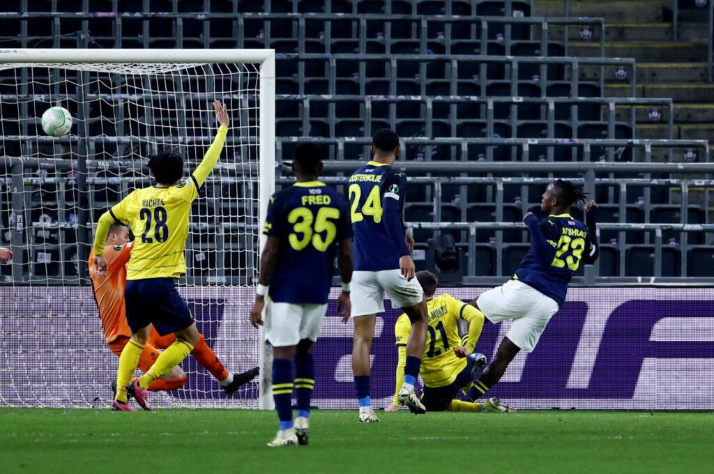 Fenerbahçe's Michy Batshuayi (R) scores their first goal during the Europa Conference League Round of 16 first leg match against Union Saint-Gilloise, Lotto Park, Anderlecht, Belgium, March 7, 2024. (Reuters Photo)