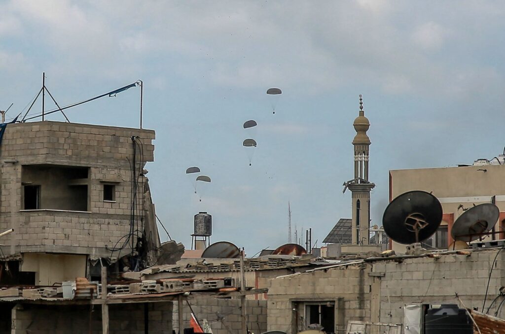 Aid parcels are airdropped over the northern Gaza Strip on March 8, 2024. (AFP Photo)