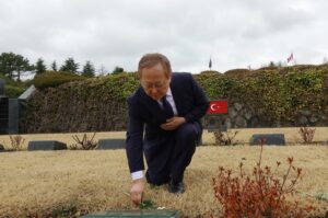 CEO of MegeGen Implant firm, which is set to invest in Türkiye, Kwang Bum Park lays down flowers at the cemetery of Turkish soldiers, Busan, South Korea, Feb. 20, 2024. (AA Photo)