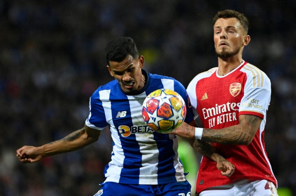 FC Porto's Galeno (L) vies with Arsenal's Ben White during the UEFA Champions League last 16 first leg football match at the Dragao stadium, Porto, Portugal, Feb. 21, 2024. (AFP Photo)