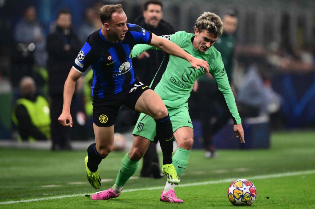 Inter Milan's Carlos Augusto (L) fights for the ball with Atletico Madrid's Antoine Griezmann during the UEFA Champions League last 16 first leg football match at the San Siro stadium, Milan, Italy, Feb. 20, 2024. (AFP Photo)