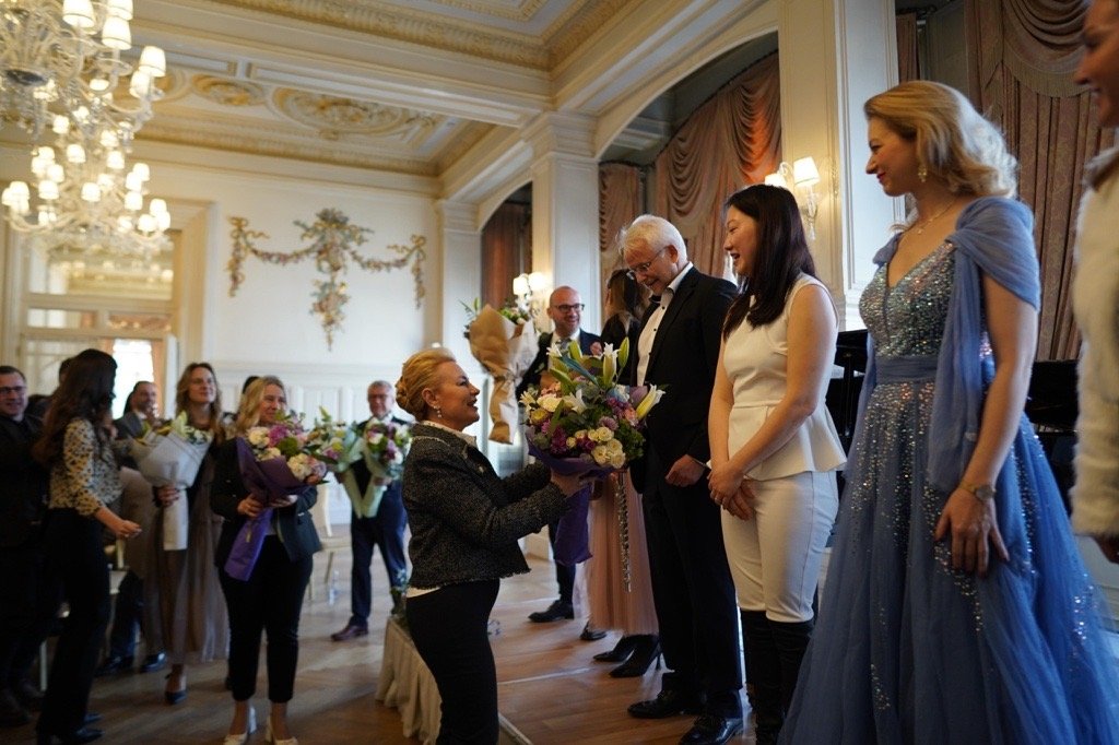 Attendees are presented flowers at the concert event organized by the Istanbul Consular Corps (ICC) at the Pera Palace Hotel, Istanbul, Türkiye, March 10, 2024. (Courtesy of the ICC)